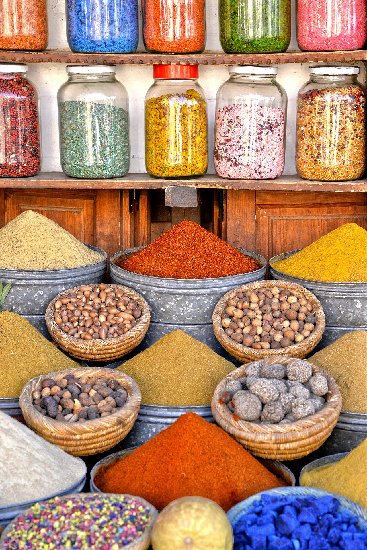 Épices marocaines colorées au marché
