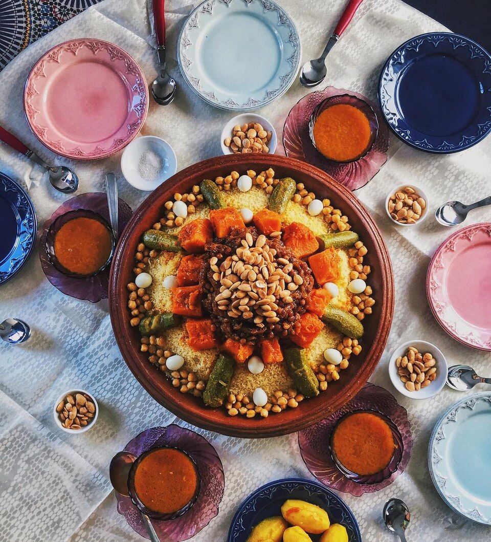 Couscous marocain traditionnel généreusement garni